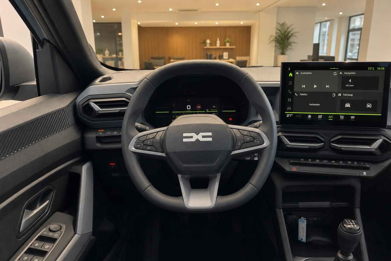 Cockpit mit Lenkrad und Multimedia-Display im Fahrzeuginnenraum