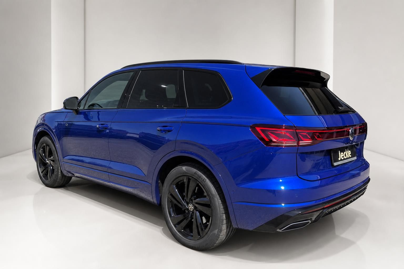 VW Touareg R in blau, Heckansicht mit LED-Rückleuchten und Alufelgen