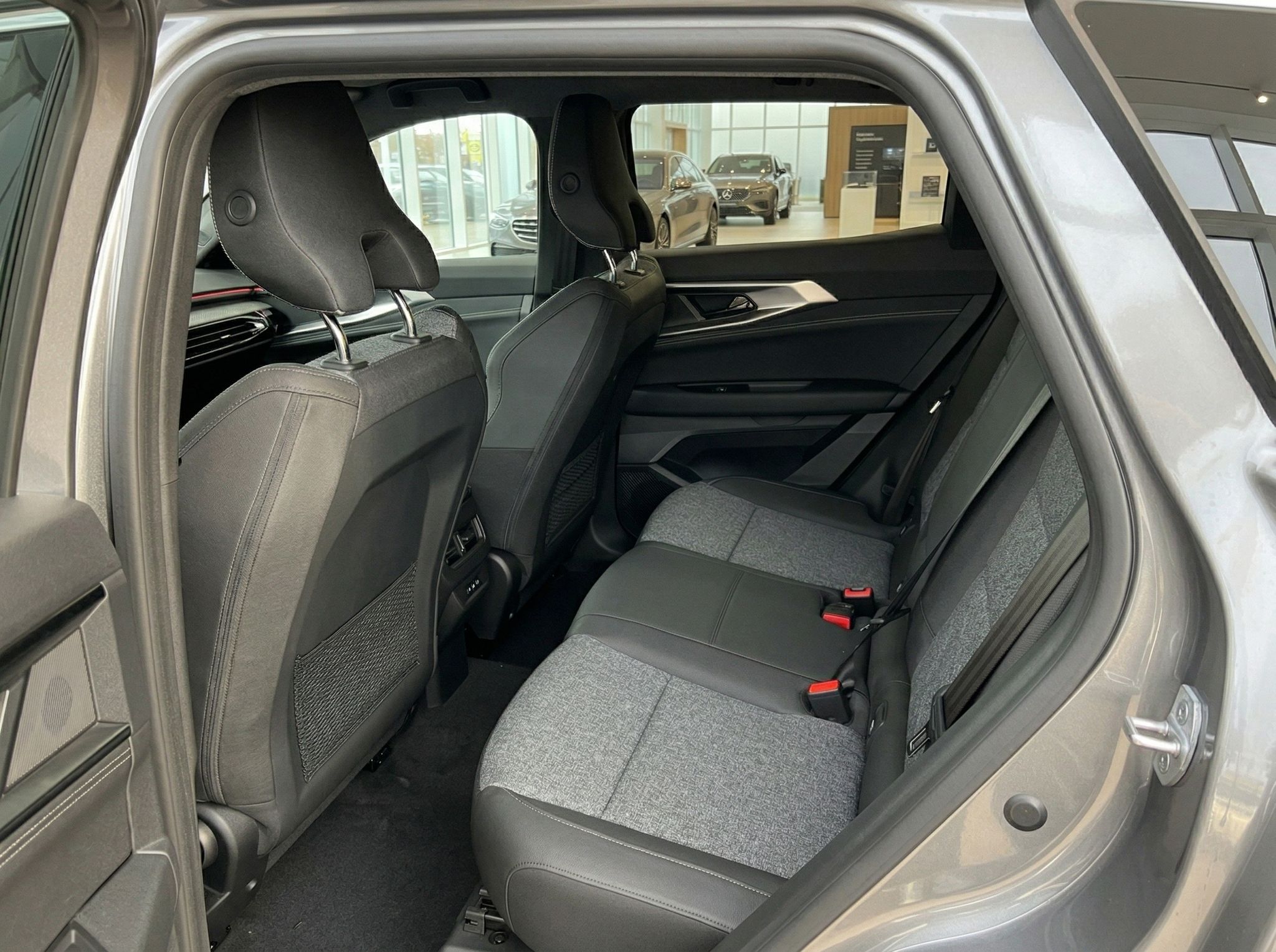 Renault Fahrzeug Rücksitzbank mit grauer Polsterung und Sicherheitsgurten im Innenraum