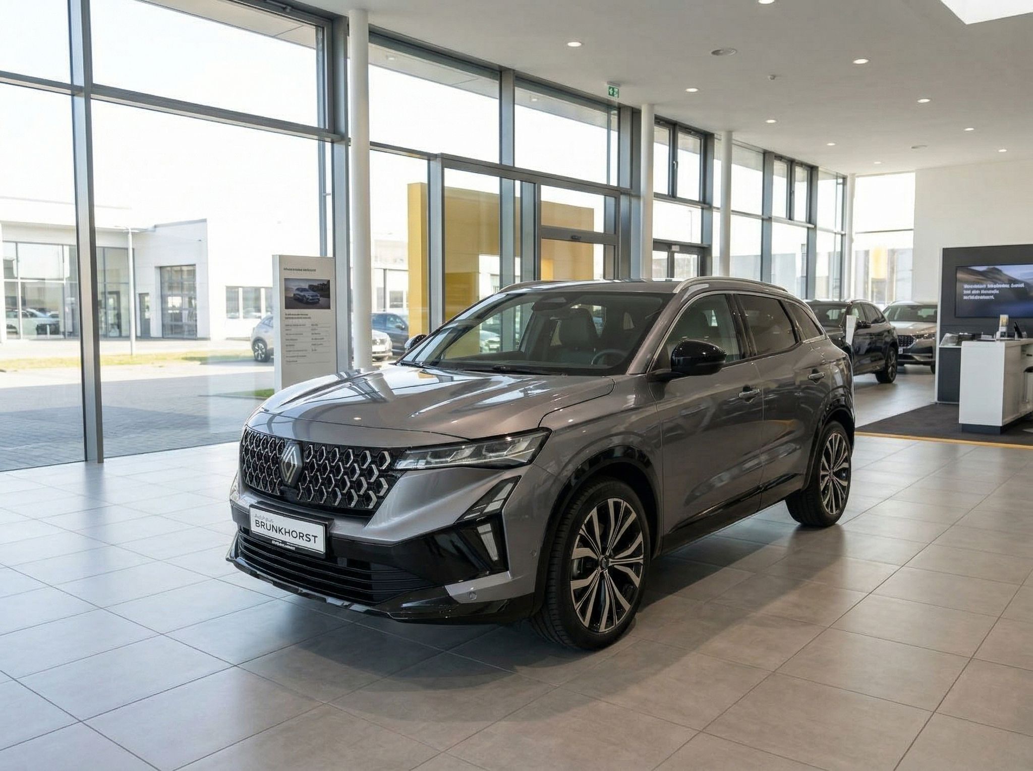 Grauer SUV im Autohaus-Showroom mit großen Fenstern und modernem Design