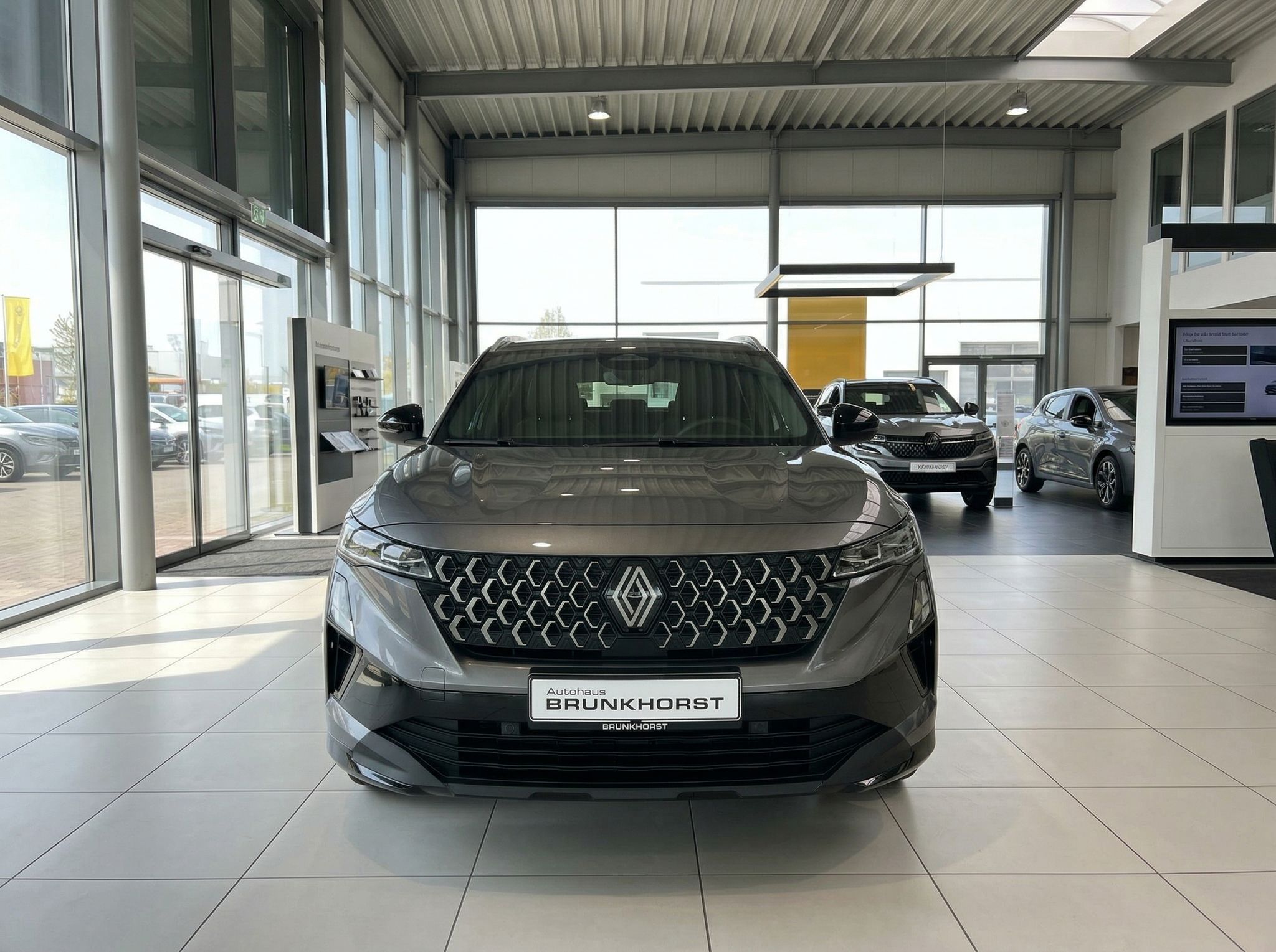 Renault Austral Frontansicht in grau im Autohaus Brunkhorst Showroom