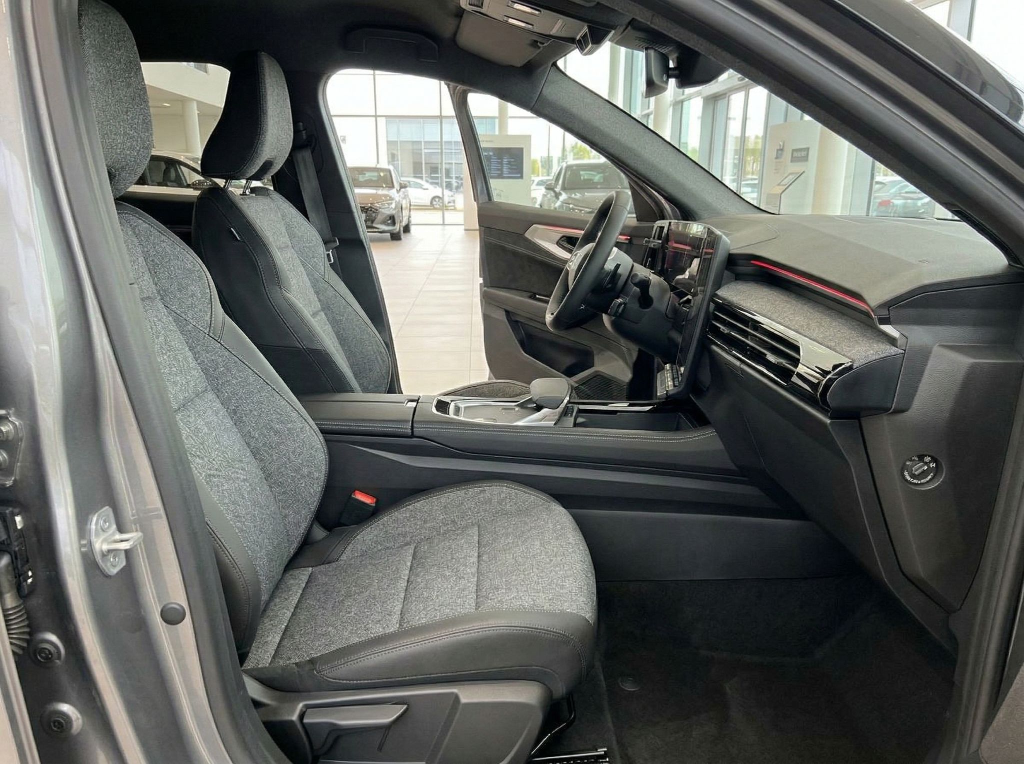 Renault Fahrzeug Innenraum Vordersitze mit grauer Stoffausstattung und Mittelkonsole Detail