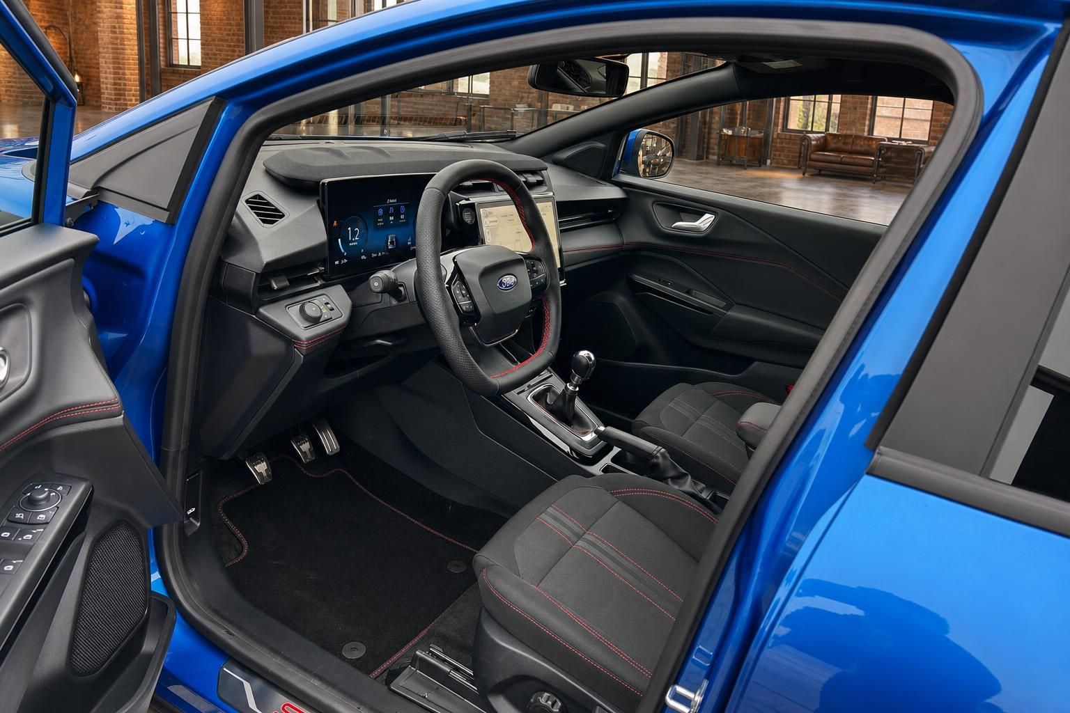 Ford Innenraum blau mit Cockpit Lenkrad und Sportsitzen