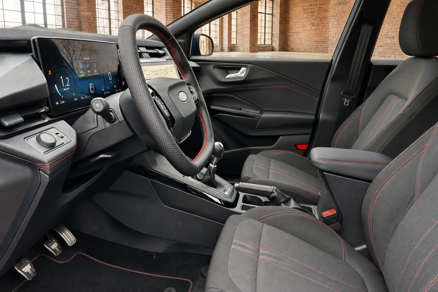 Ford Innenraum mit Sportsitzen, Lederlenkrad und digitalem Cockpit