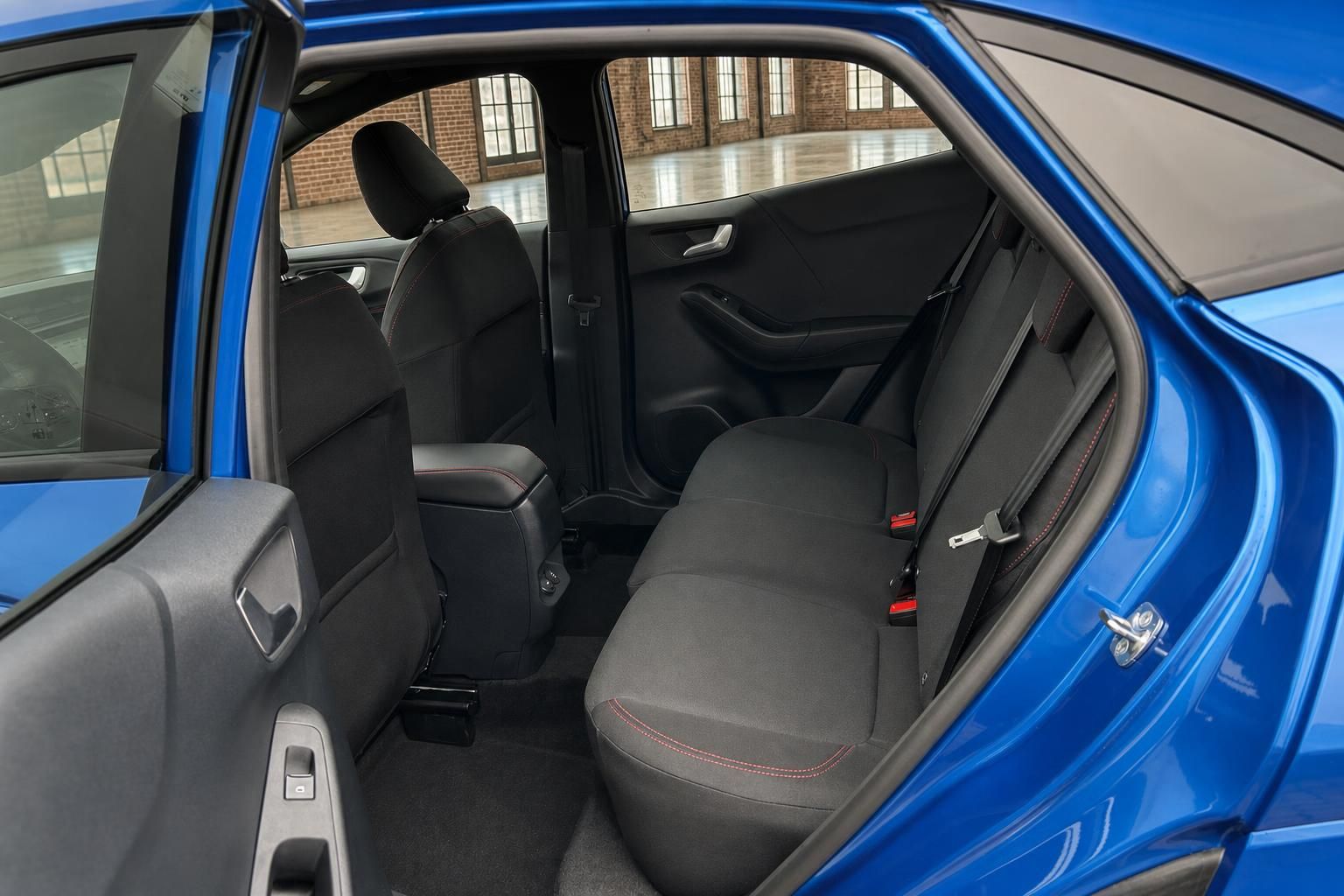 Ford Rücksitzbank in Blau mit Blick auf geräumigen Fondbereich