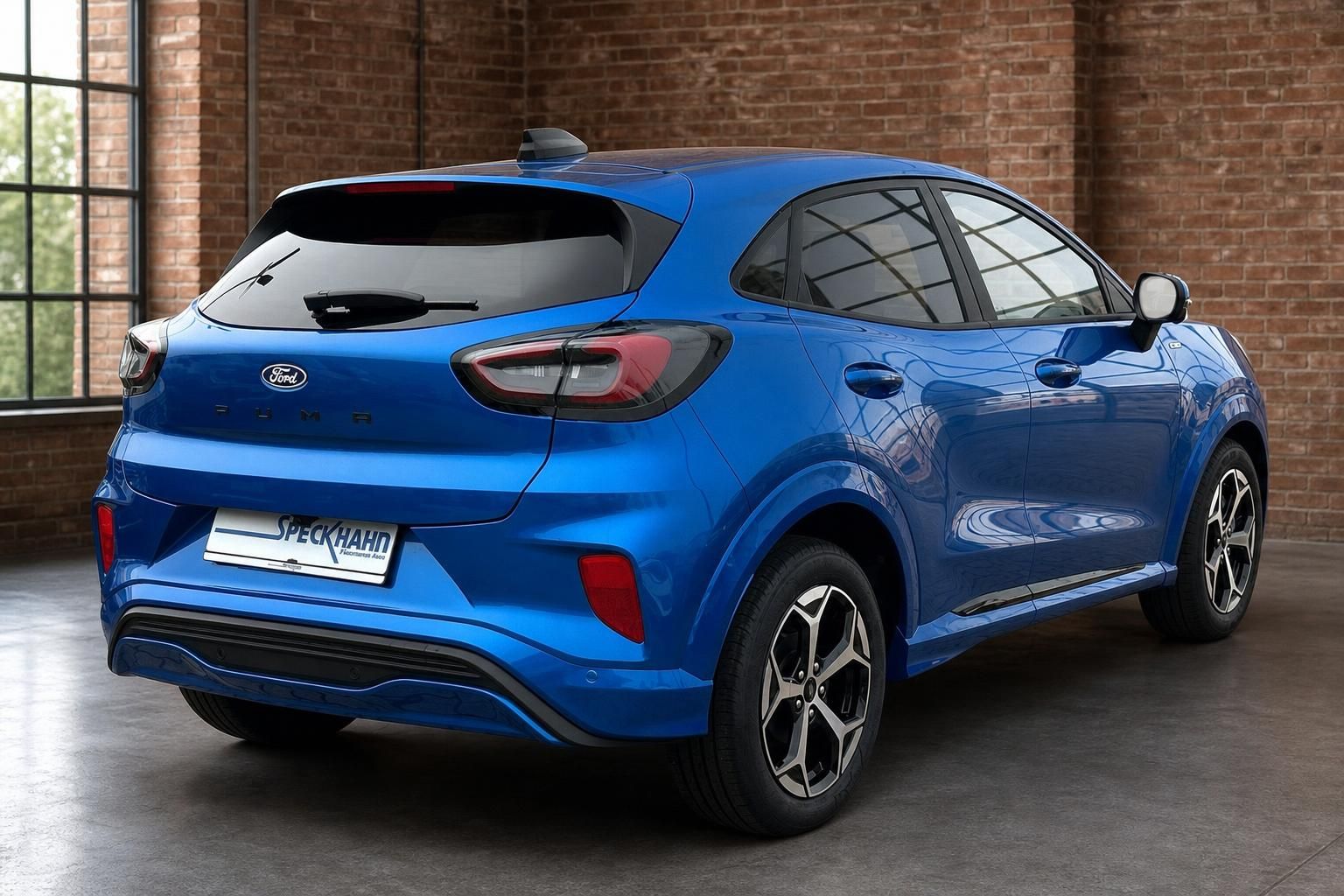 Ford Puma blau Heckansicht seitlich in Studiohalle mit Backsteinwand