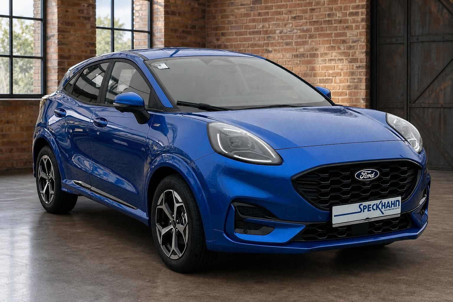 Ford Puma blau Frontansicht schraeg vor Backsteinwand im Showroom