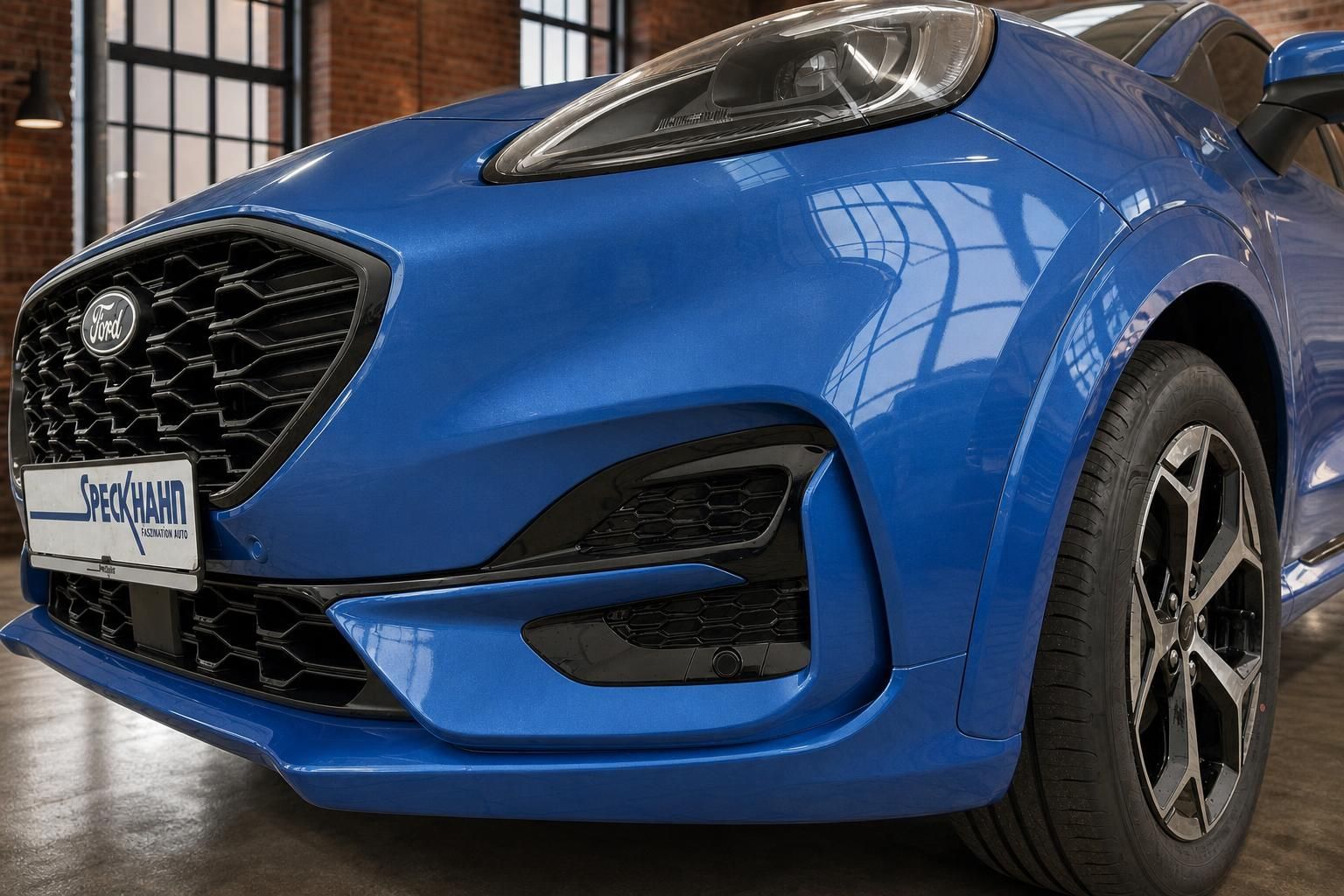 Ford blau Detailansicht Frontstossstange und Scheinwerfer