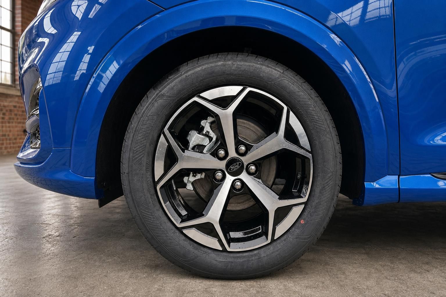 Ford blau Detailansicht Leichtmetallfelge und Bremsanlage