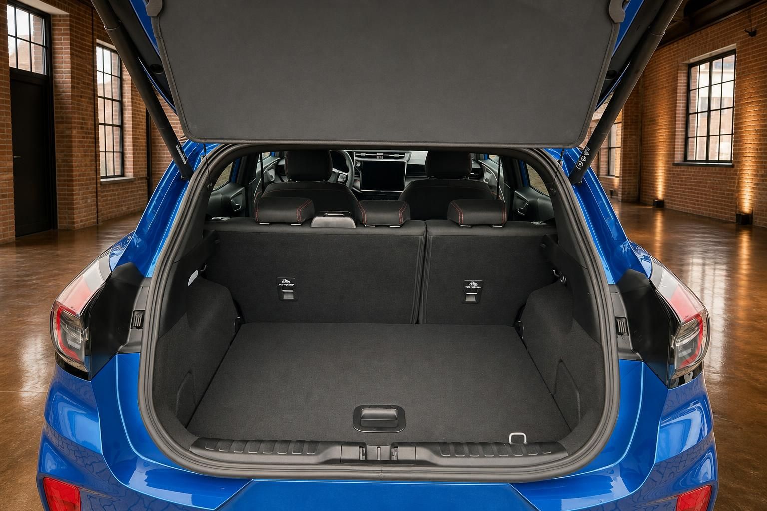 Ford Kofferraum blau mit geoeffneter Heckklappe und umklappbaren Sitzen