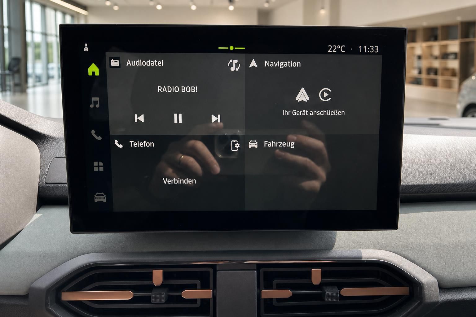 Fahrzeug-Infotainmentsystem mit Touchscreen-Display und Navigationsfunktion