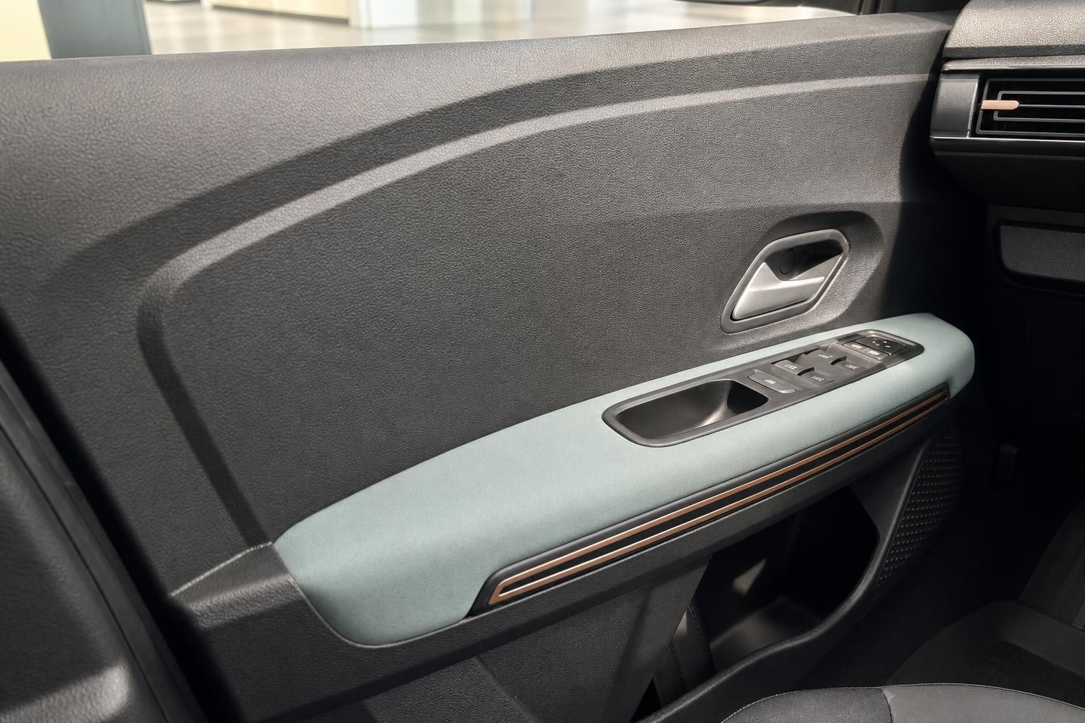 Fahrzeugtürverkleidung mit Fensterheberbedienung und modernem Innendesign