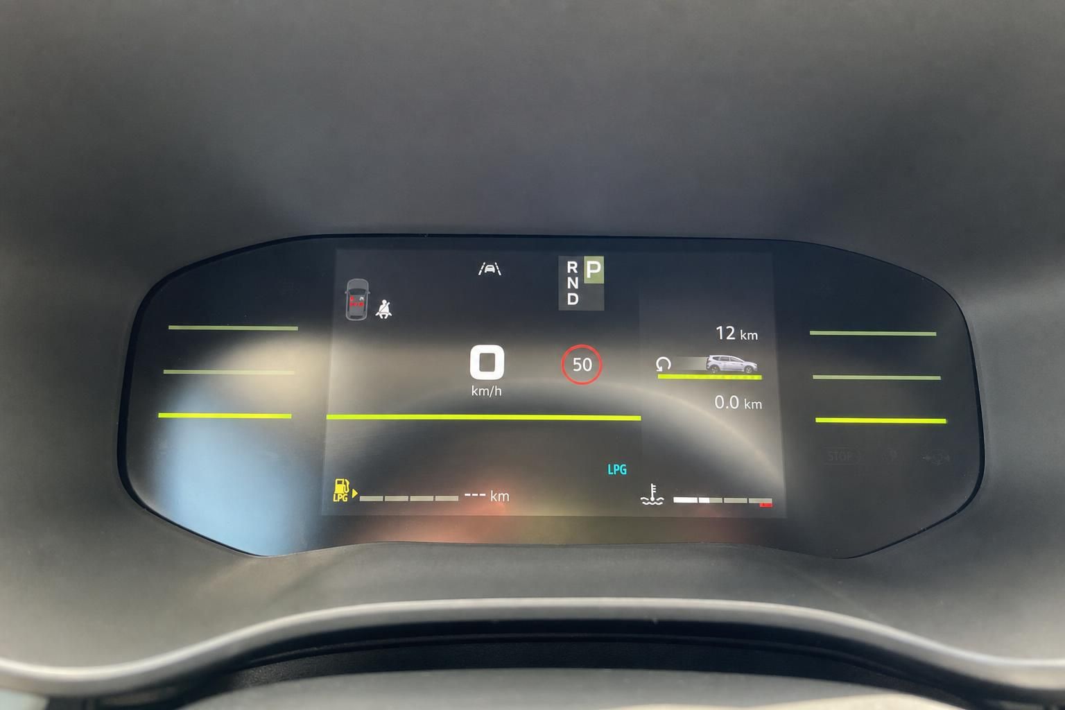 Digitales Kombiinstrument mit Tacho und Navigationsdisplay im Auto-Cockpit