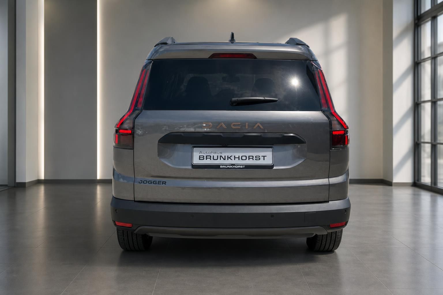 Dacia Jogger Heckansicht in grau, LED-Rückleuchten und Autohaus Brunkhorst Kennzeichen