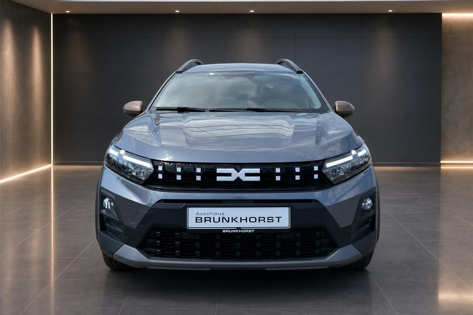 Dacia Jogger Frontansicht in grau mit LED-Scheinwerfern und modernem Kühlergrill