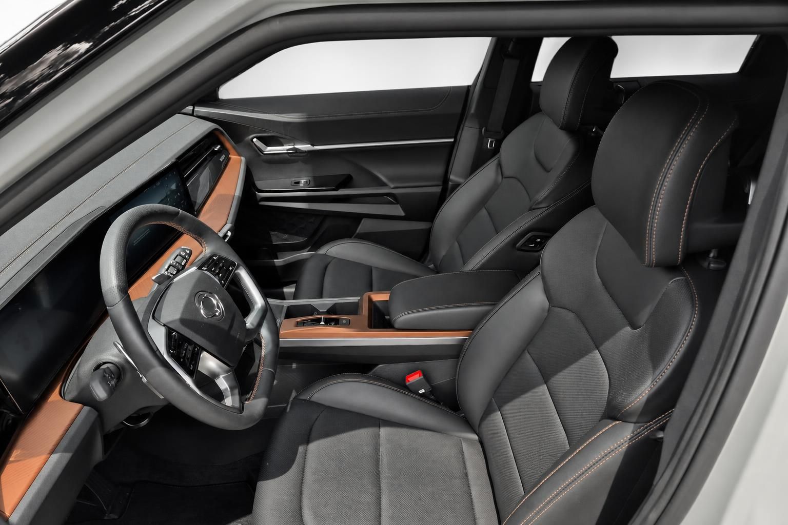 Vordersitze und Cockpit im SsangYong Torres EVX Innenraum