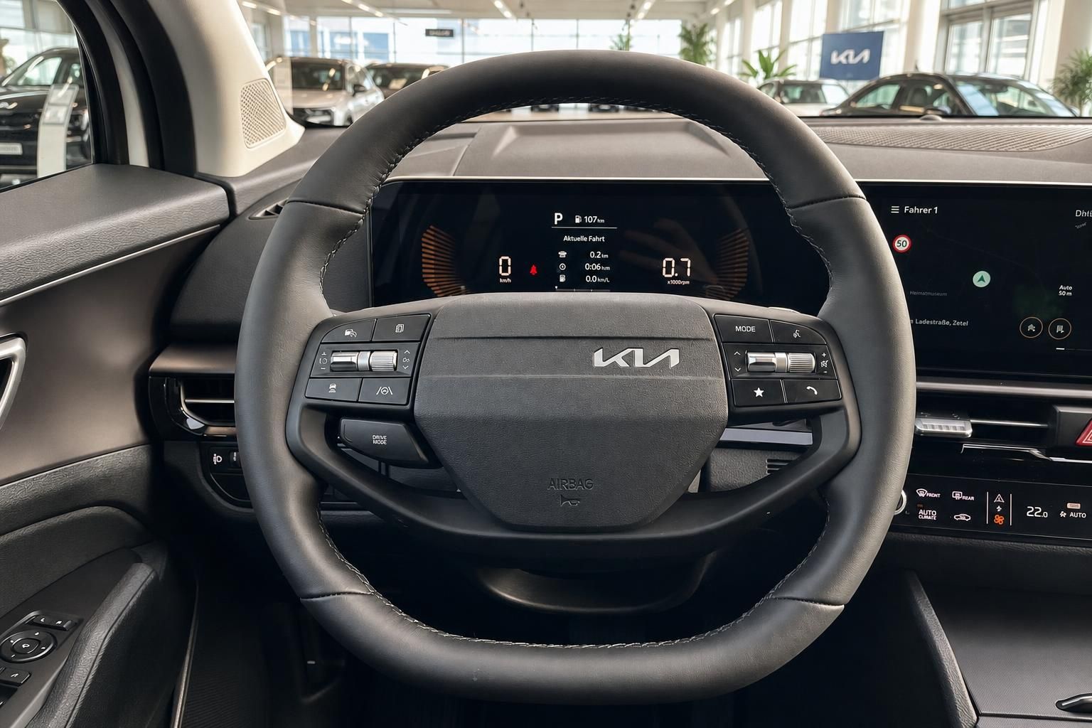 Kia Lenkrad mit Multifunktionstasten und digitalem Kombiinstrument im Innenraum