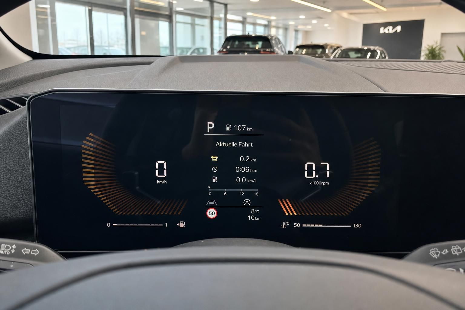 Digitales Kia Kombiinstrument mit Tachoanzeige und Fahrdaten im Cockpit