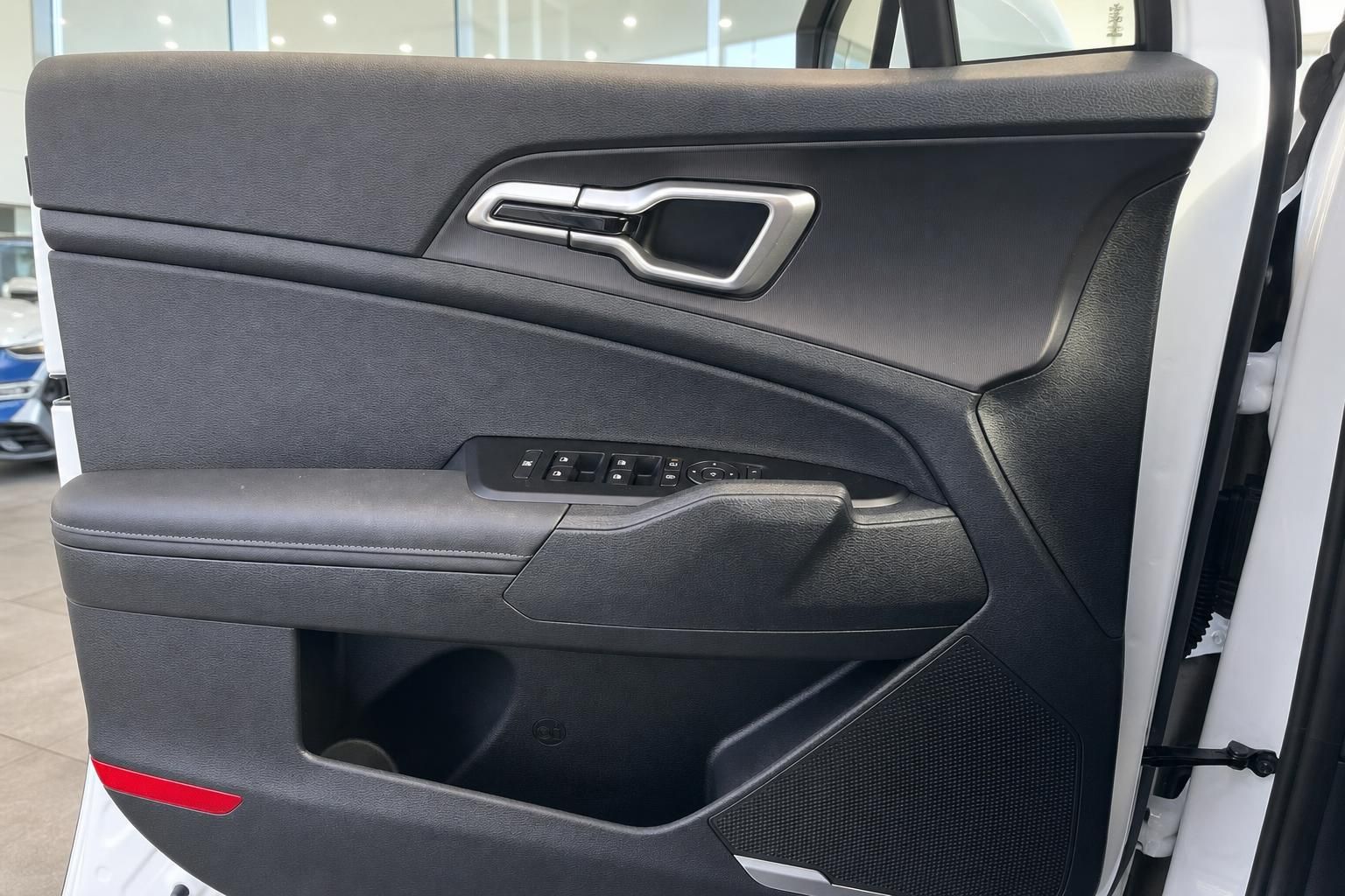 Kia Tuerverkleidung mit Fensterheber-Bedienelementen im weissen Fahrzeug