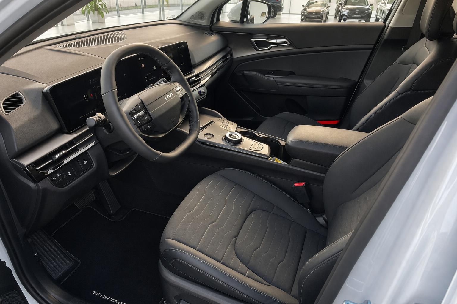 Kia Sportage Innenraum: Cockpit mit Lenkrad und Sitzen
