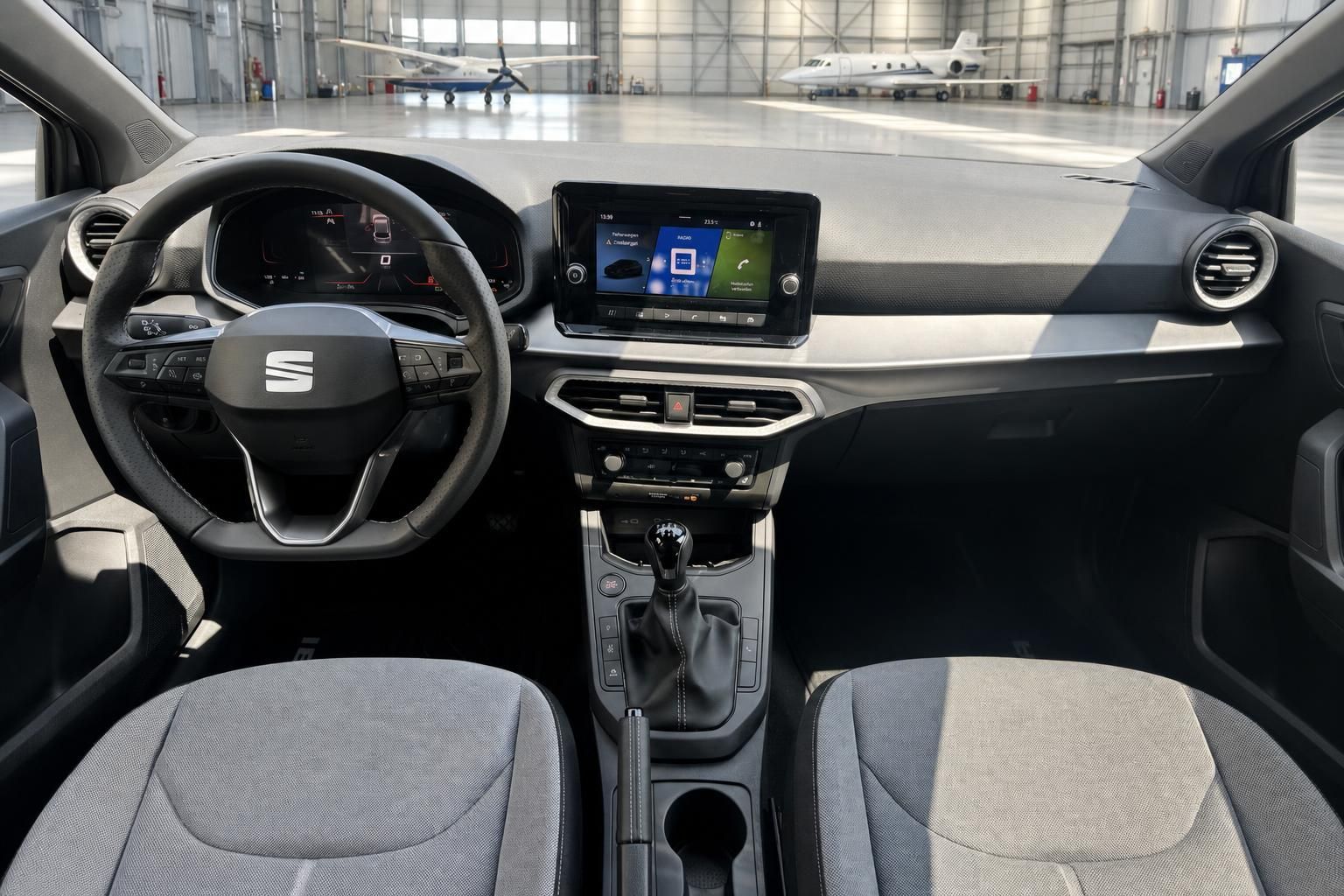 Cockpit-Ansicht mit SEAT-Lenkrad, Touchscreen und Klimaanlage-Bedienfeld