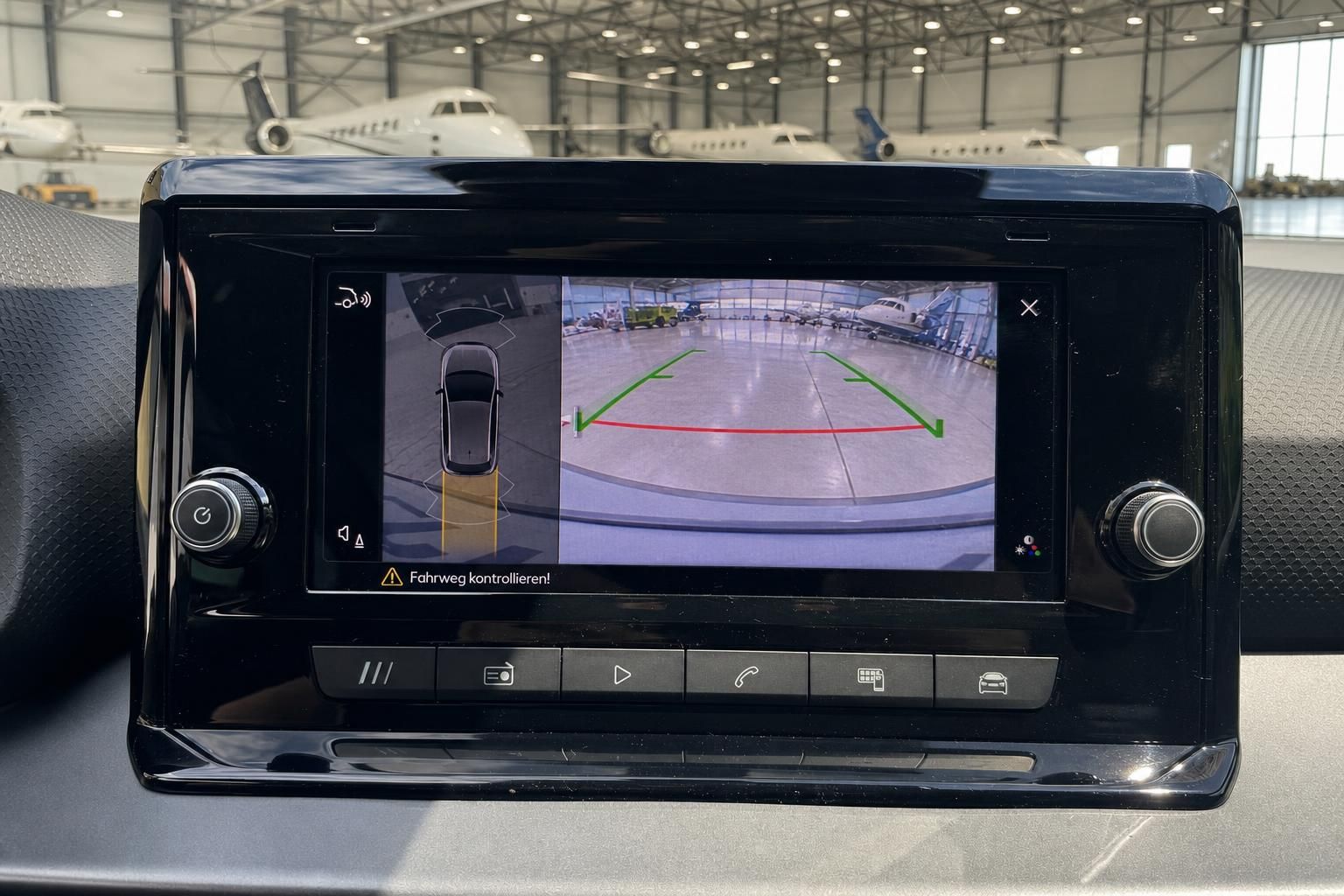 SEAT Fahrzeug Infotainment-System mit Rückfahrkamera und Parkhilfe