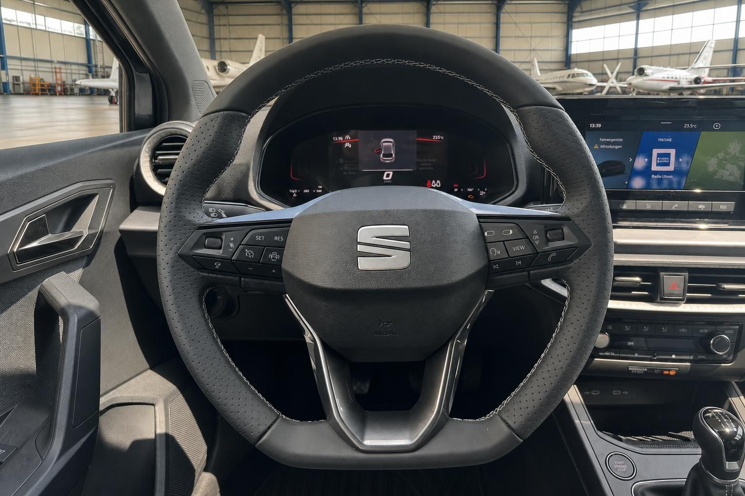 SEAT Fahrzeug Innenraum - Lenkrad, Armaturenbrett und digitales Cockpit
