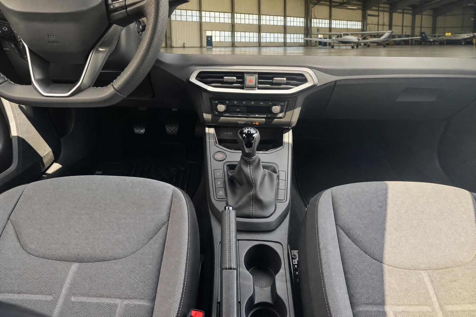 SEAT Fahrzeug Innenraum - Mittelkonsole, Schaltknauf und Vordersitze