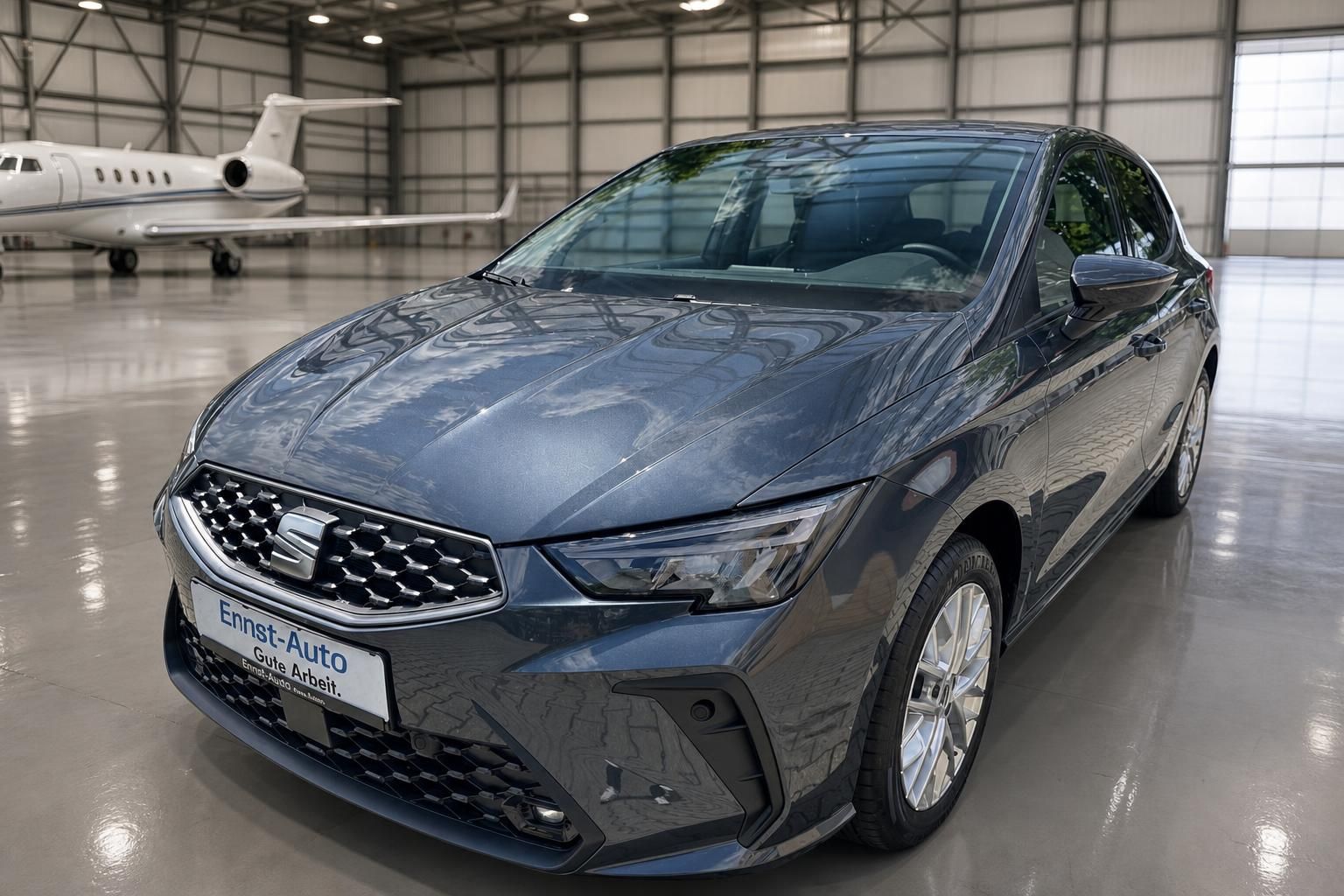 SEAT Ibiza grau metallic Frontansicht schräg in Fahrzeughalle mit Kennzeichen