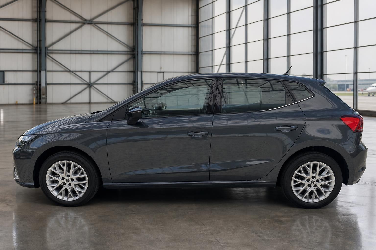 SEAT Ibiza grau metallic Seitenansicht in Fahrzeughalle mit Alufelgen