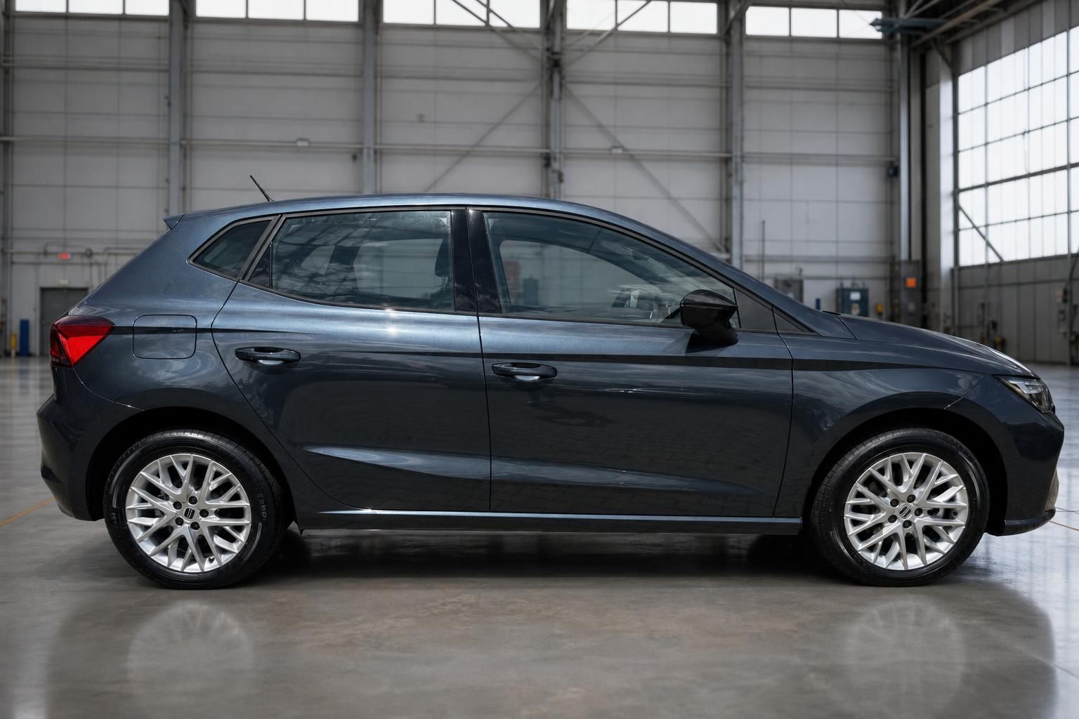 SEAT Ibiza grau metallic Seitenansicht rechts in Fahrzeughalle mit Alufelgen