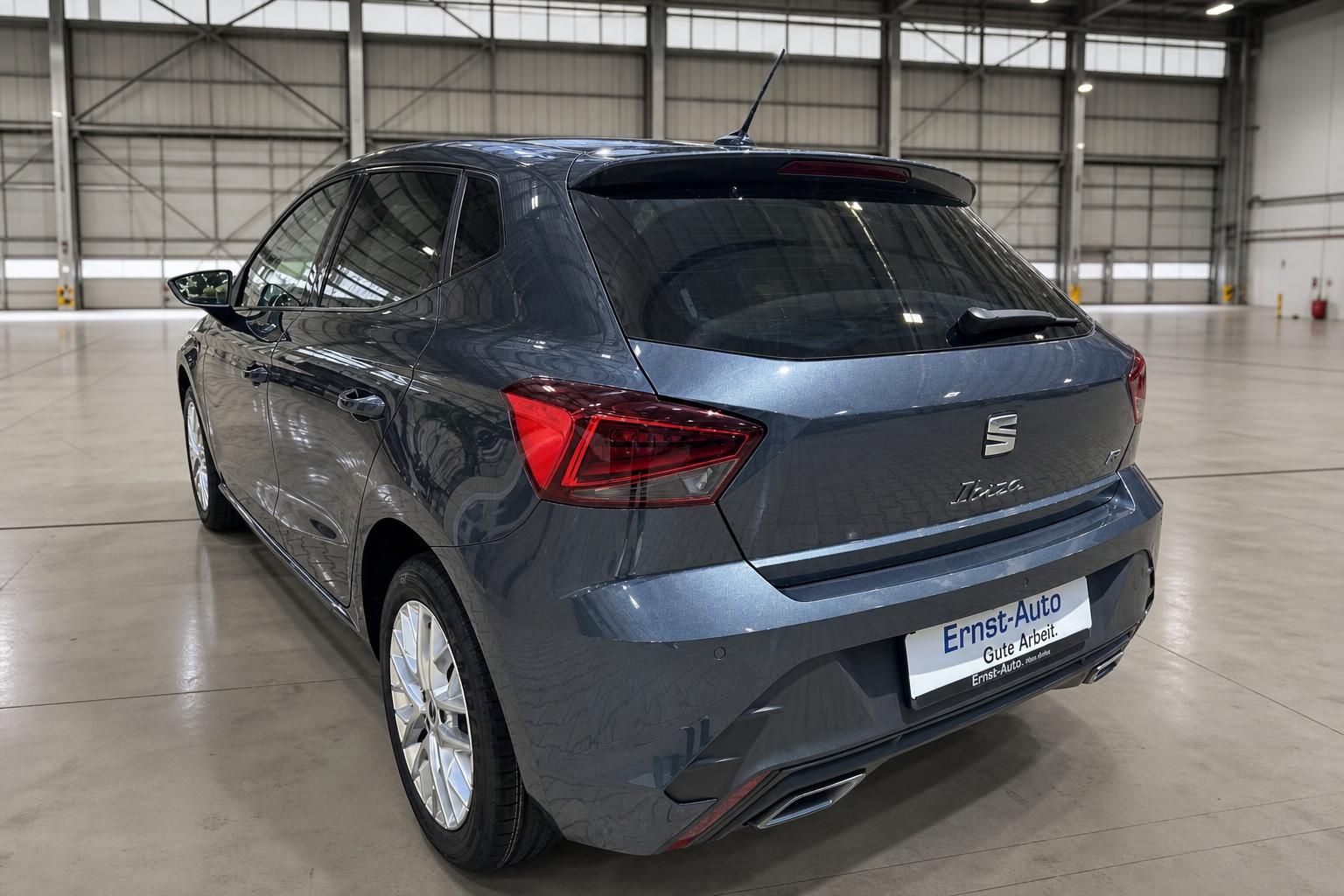 SEAT Ibiza Heckansicht in grau mit Händlerkennzeichen in Fahrzeughalle