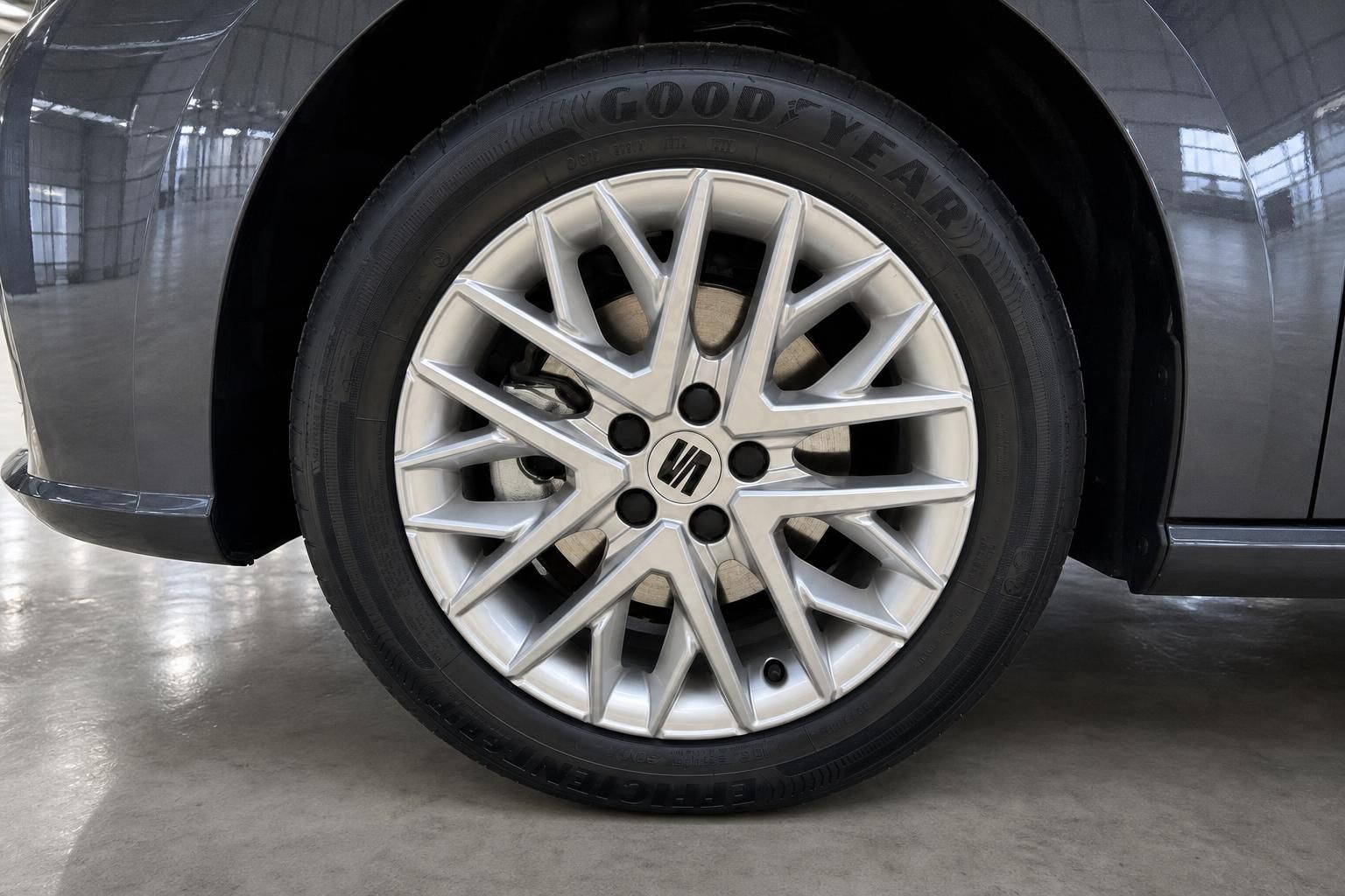 Detailaufnahme Aluminiumfelge mit Goodyear-Reifen an grauem Fahrzeug