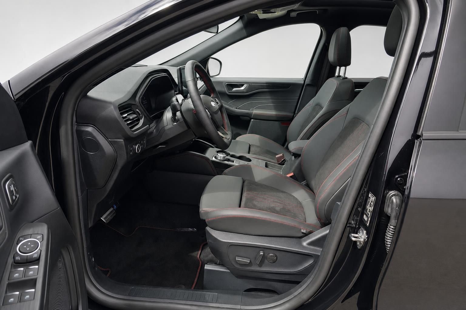 Ford Kuga Innenraum Vordersitze und Cockpit Ansicht