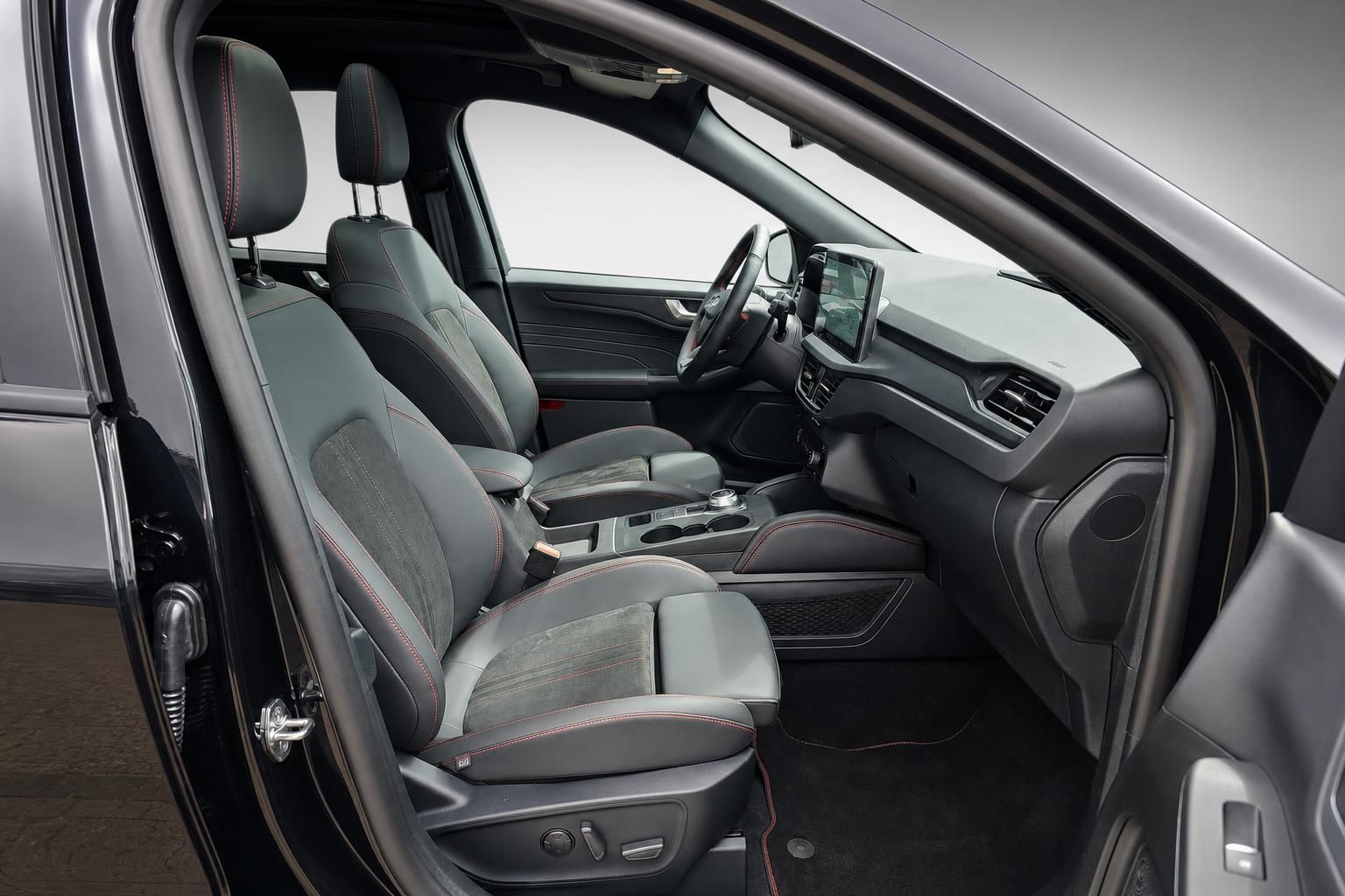 Ford Kuga Innenraum Fahrersitz und Armaturenbrett Detail