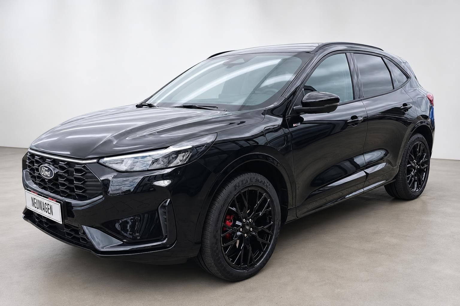 Ford Kuga schwarz Frontansicht Neuwagen SUV Studioaufnahme