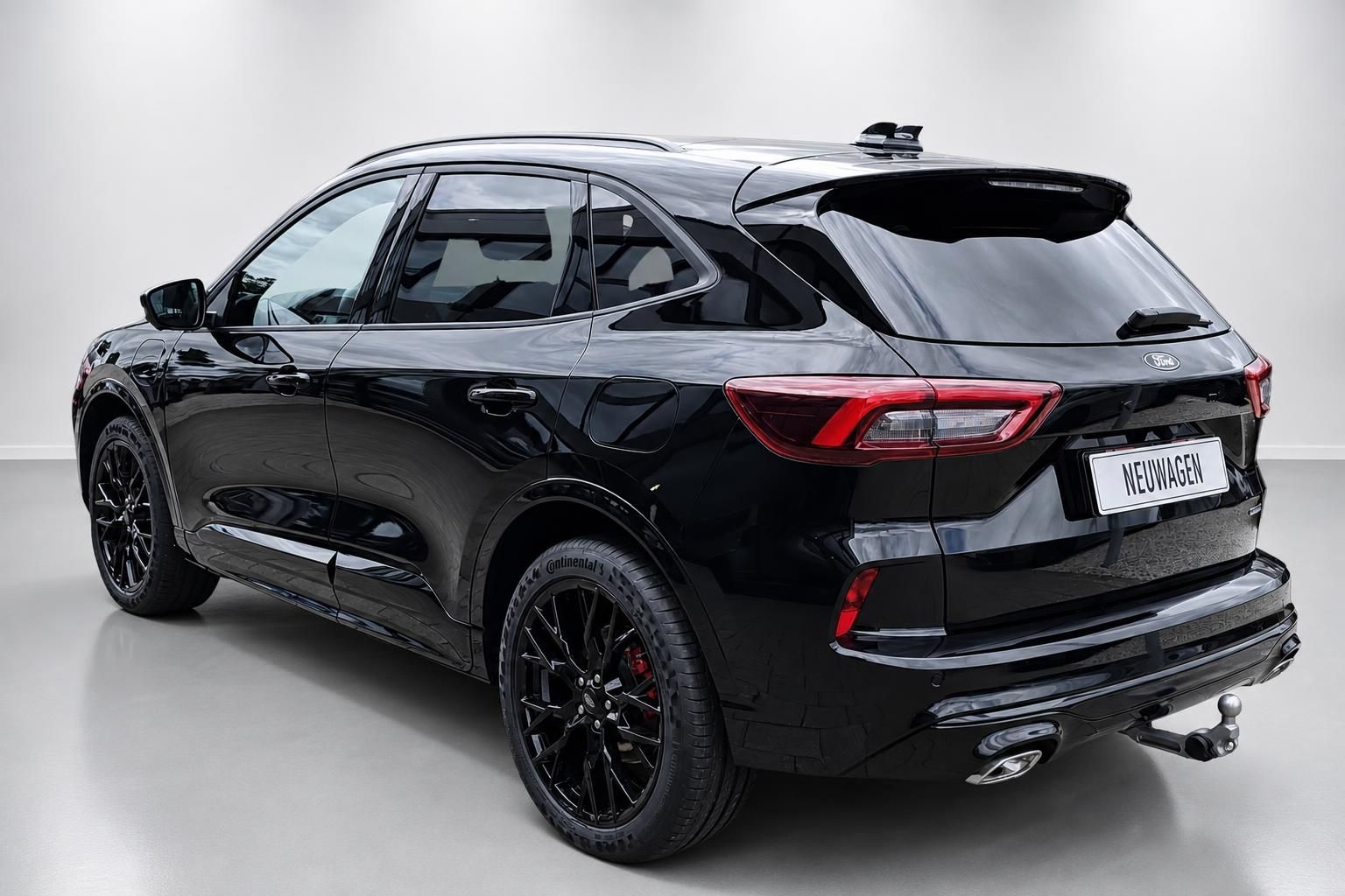 Ford Kuga schwarz Heckansicht Neuwagen mit Anhaengerkupplung