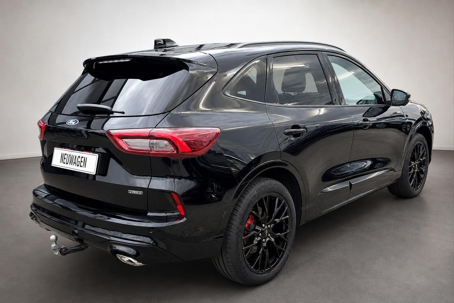 Ford Kuga schwarz Heck-Seitenansicht mit Anhaengerkupplung