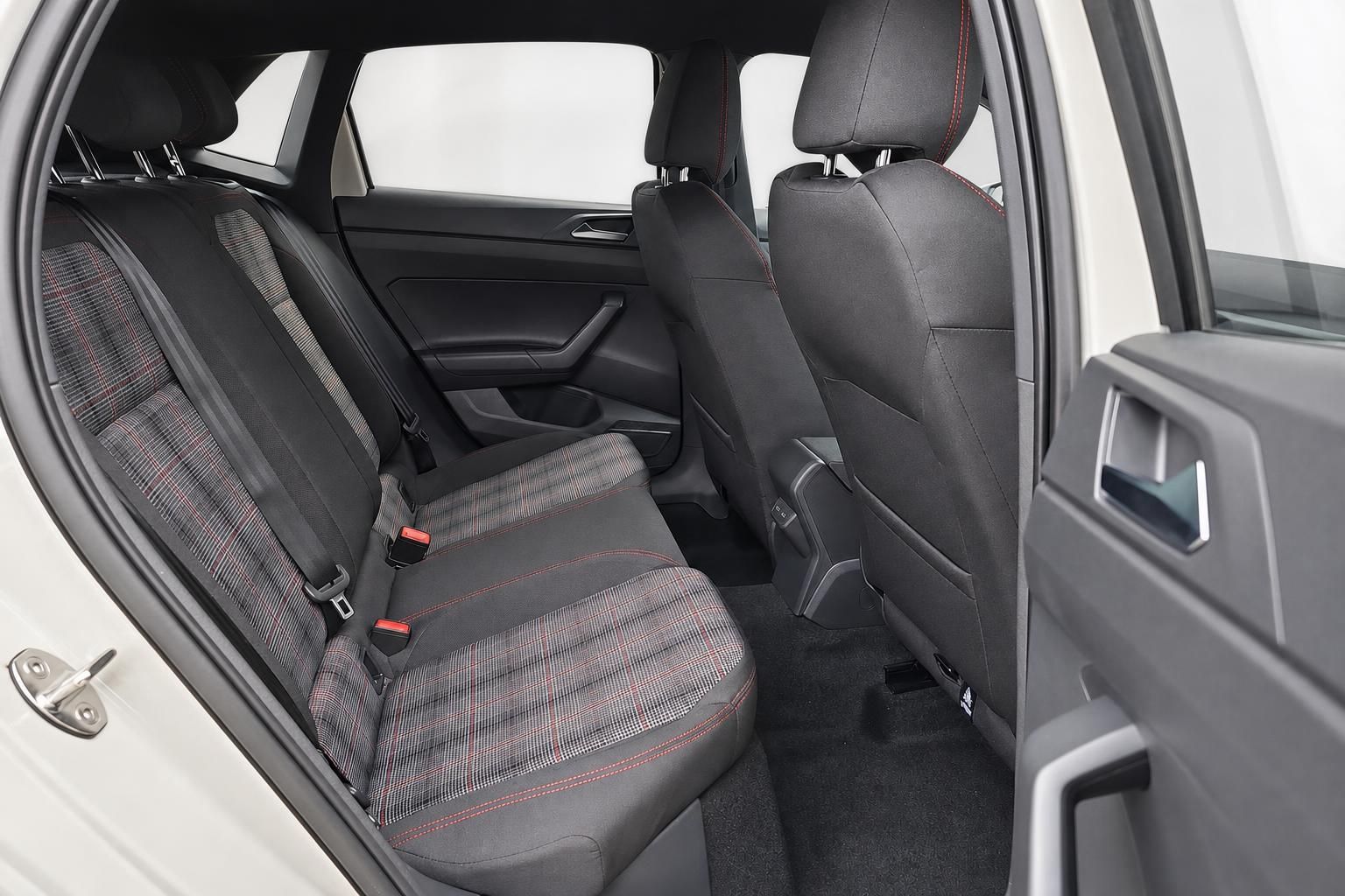 VW Polo GTI Innenraum, Rücksitze mit Karo-Stoff und roten Nähten