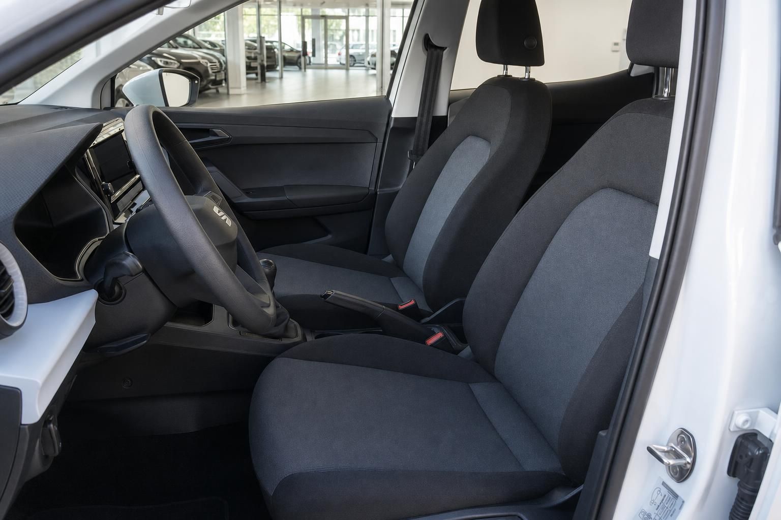 SEAT Arona Innenraum Vordersitze mit Lenkrad und Armaturenbrett