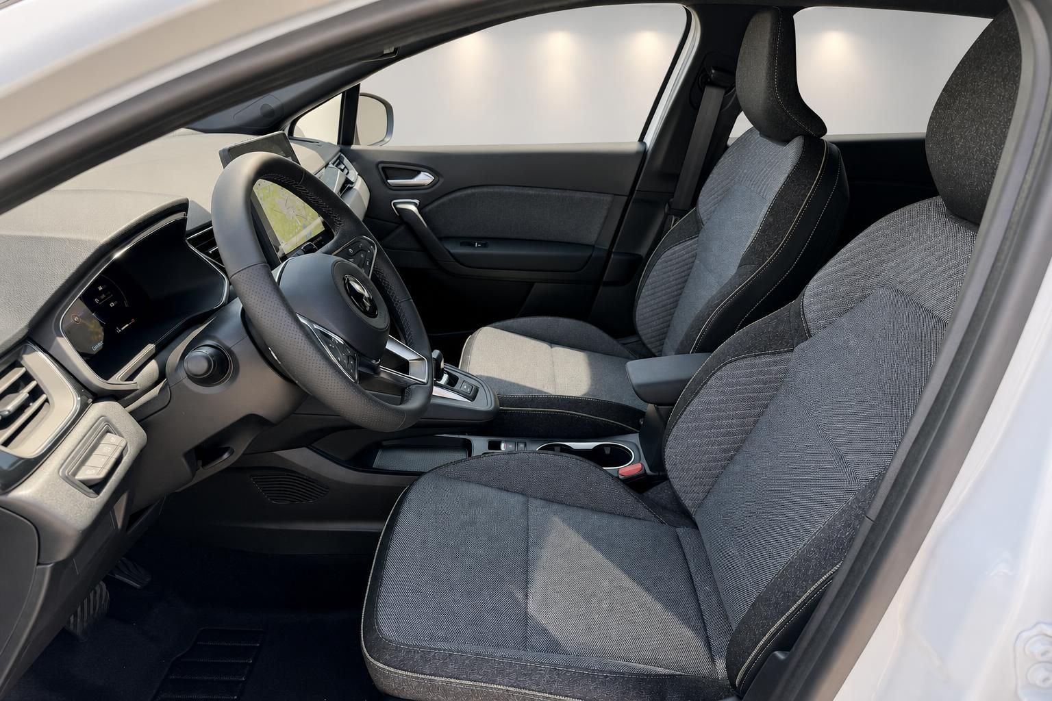 Vordersitze und Cockpit im Innenraum eines weissen Fahrzeugs