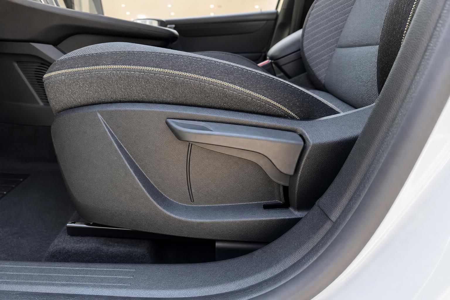 Vordersitz mit Mittelarmlehne und Stoffbezug im Fahrzeuginnenraum