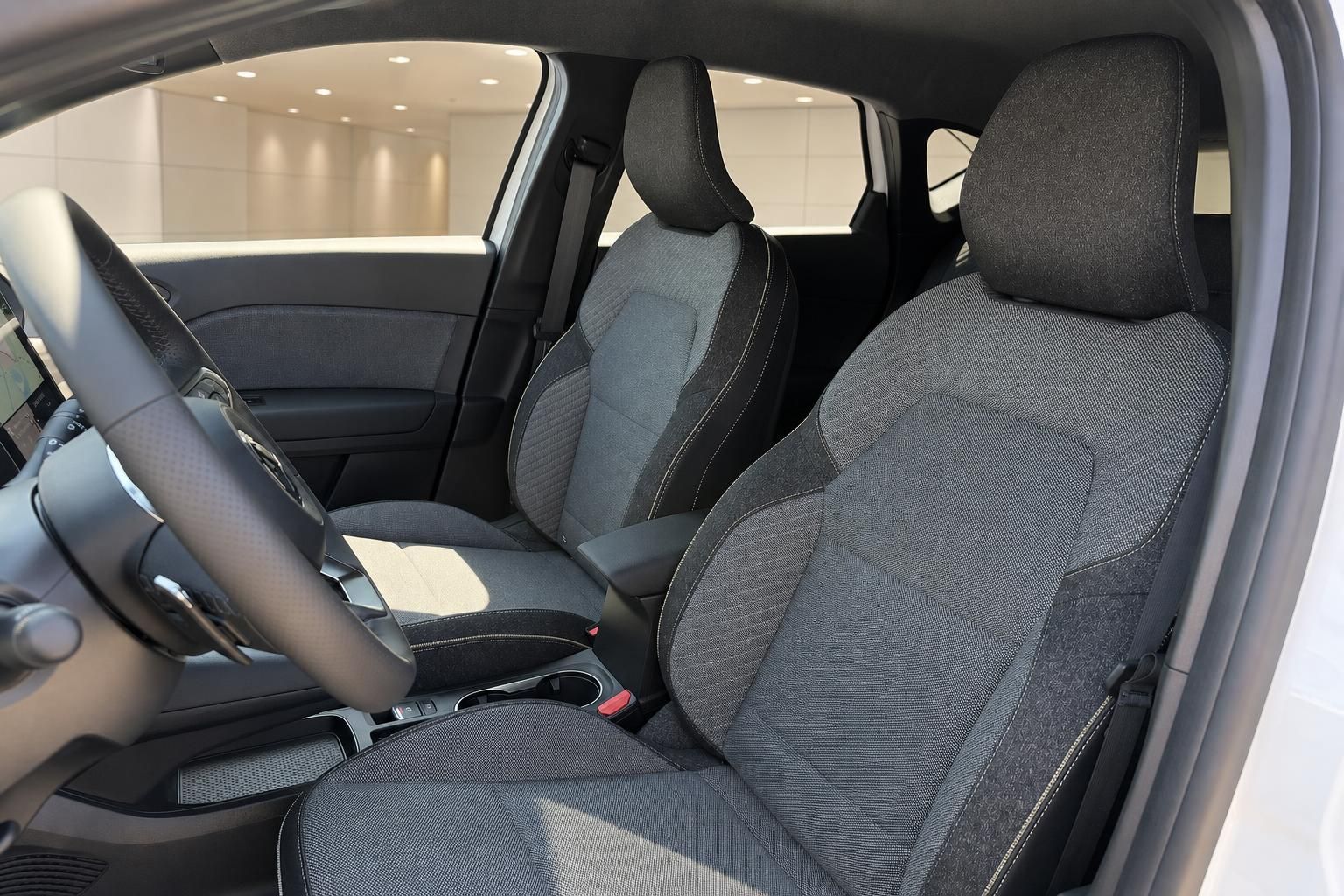 Vordersitze mit Kopfstuetzen im Fahrzeuginnenraum aus Fahrerperspektive