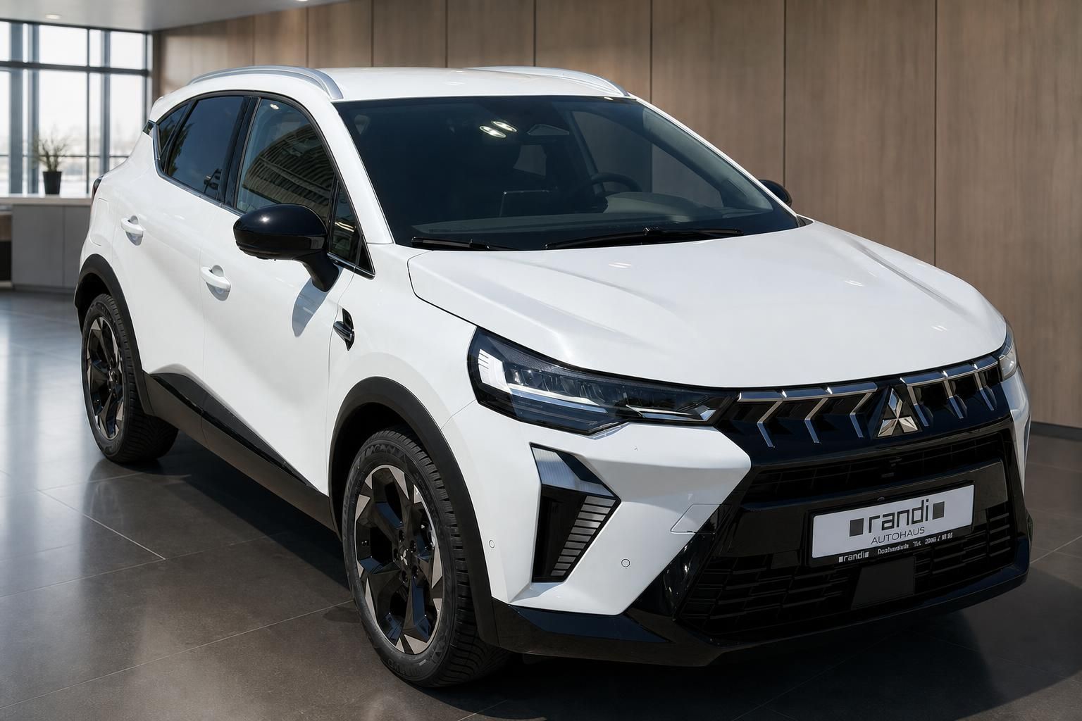 Weißes Mitsubishi SUV, Frontansicht schräg im modernen Autohaus