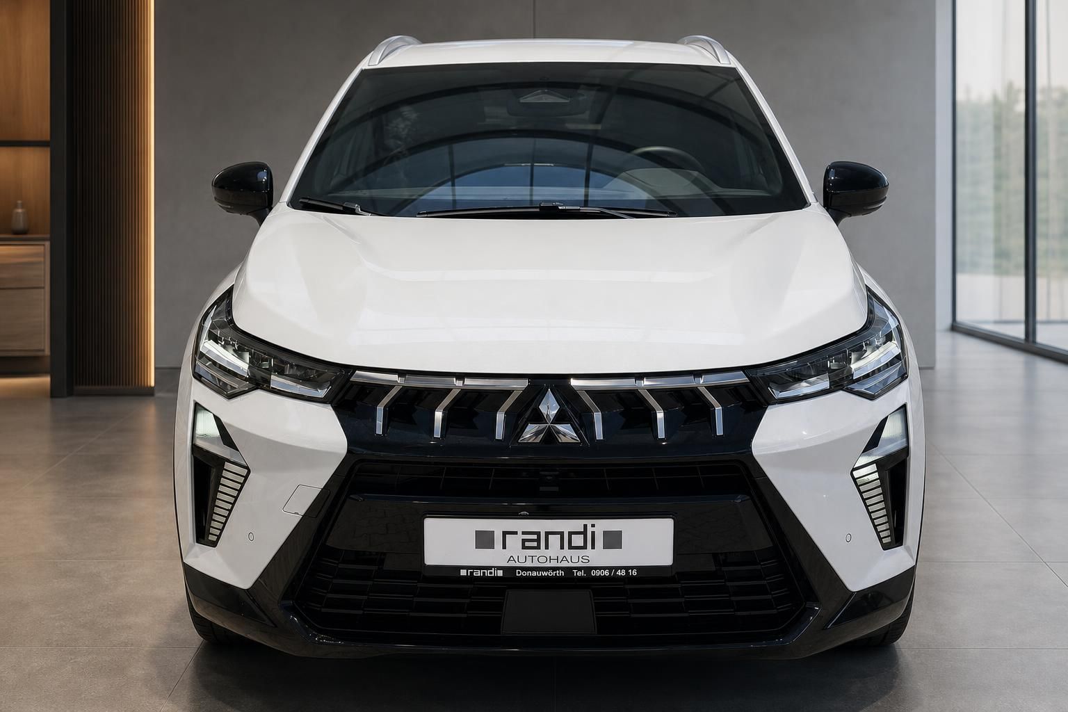 Mitsubishi SUV weiß, Frontalansicht mit markantem Kühlergrill im Showroom