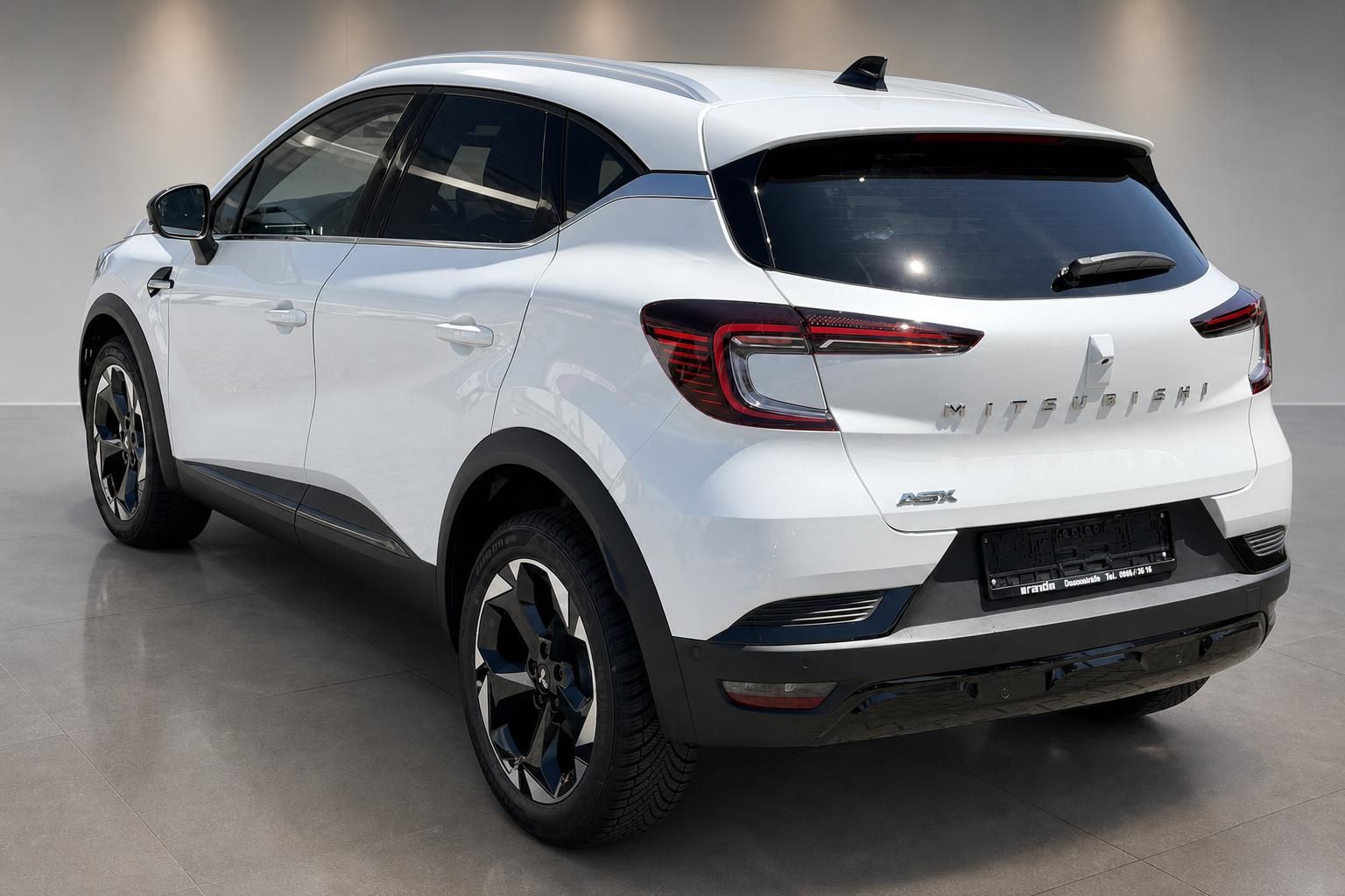 Mitsubishi ASX weiß Heckansicht seitlich im Autohaus