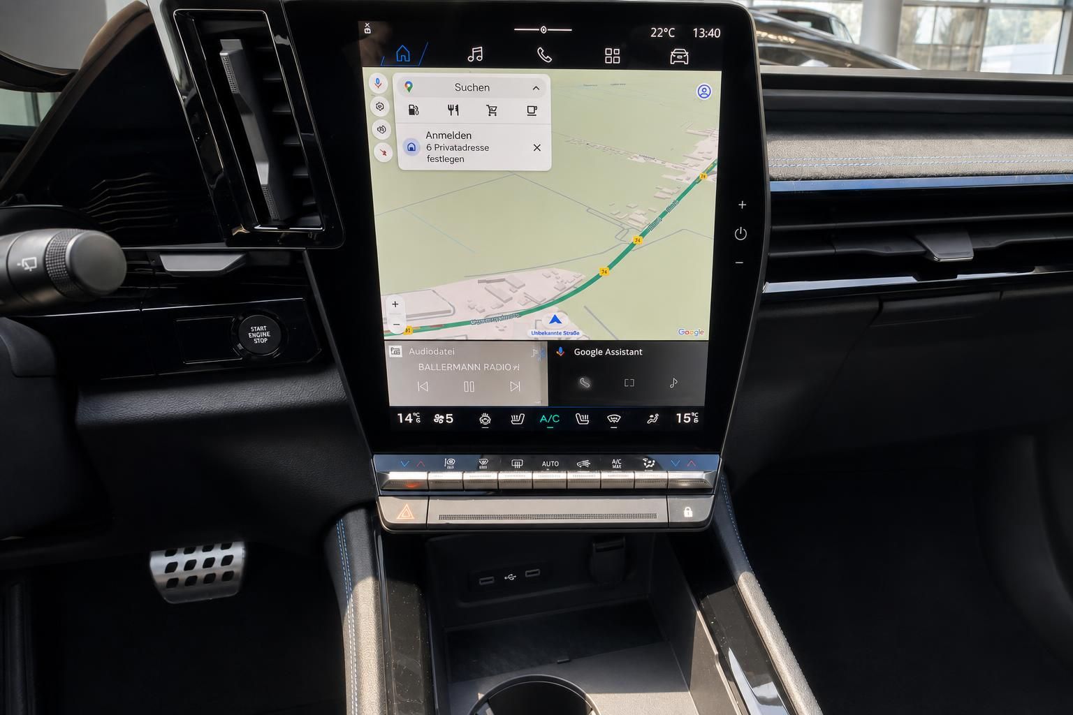 Infotainment-Touchscreen mit Navigationskarte im Fahrzeug