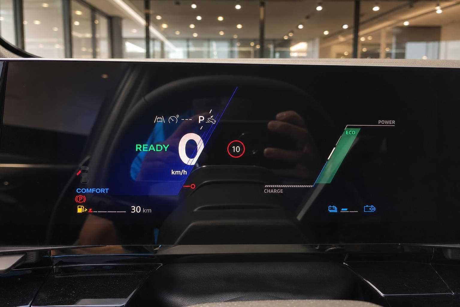 Digitales Cockpit mit Ready-Anzeige und Ladezustand im Elektrofahrzeug