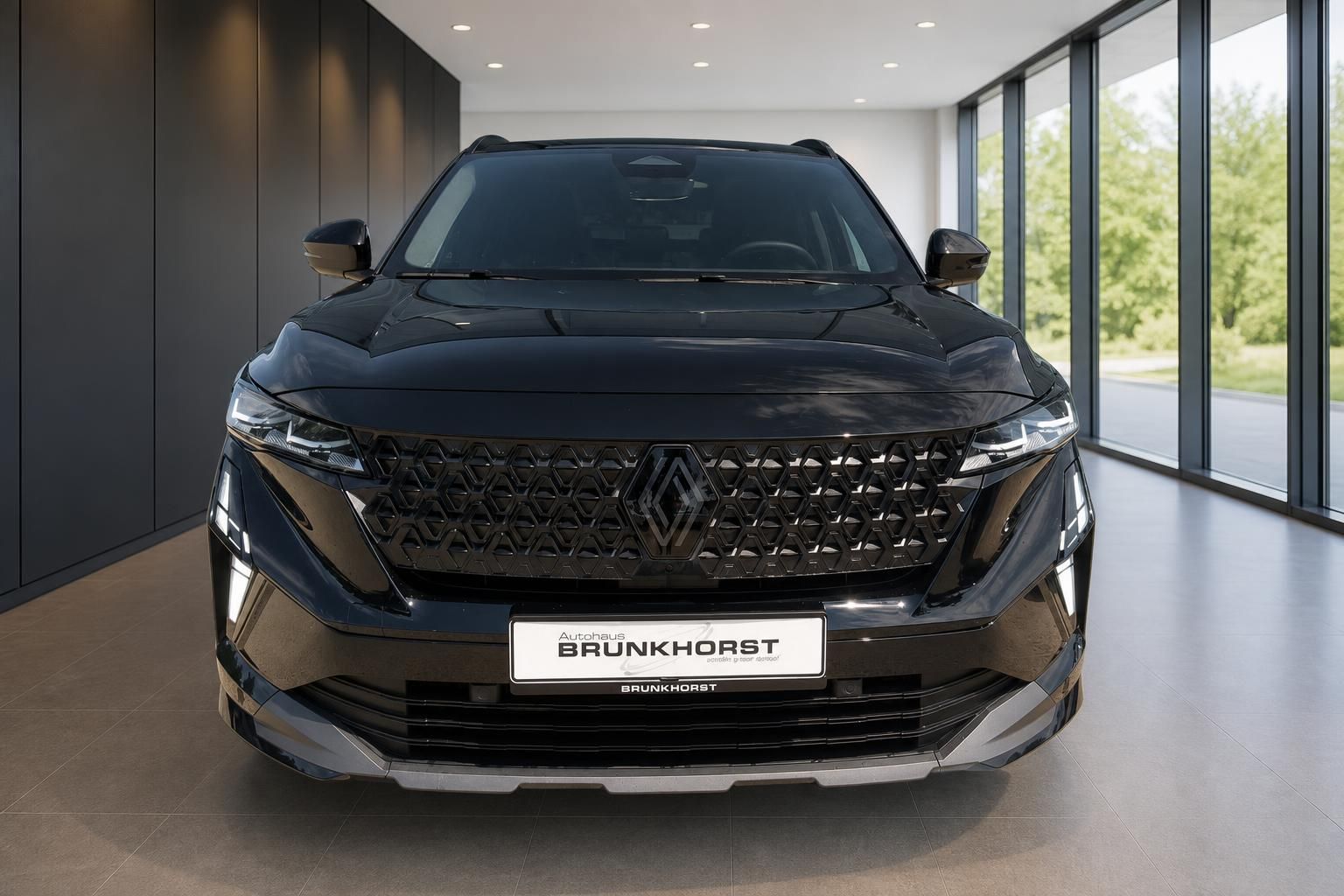 Renault Austral schwarz Frontansicht mit Kuehlergrill im Autohaus