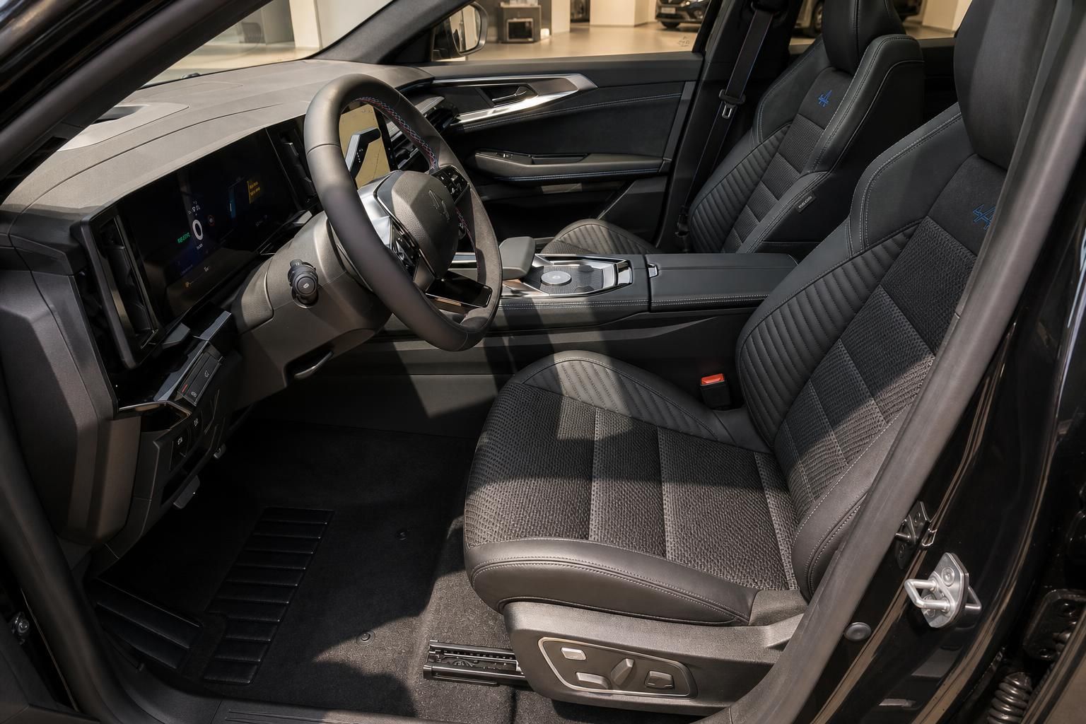Cockpit und Vordersitze eines Fahrzeugs mit Lederausstattung